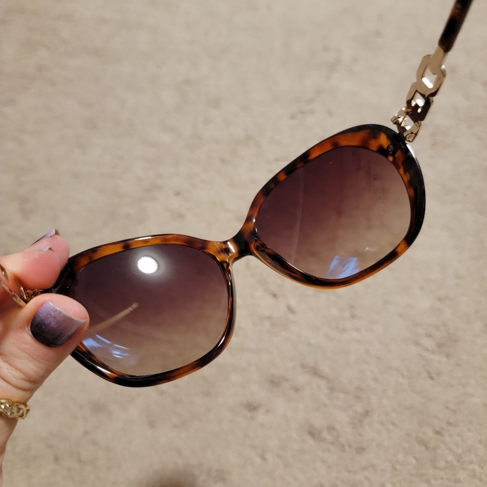 Guess Sunglasses with Case - Picture 7 of 15